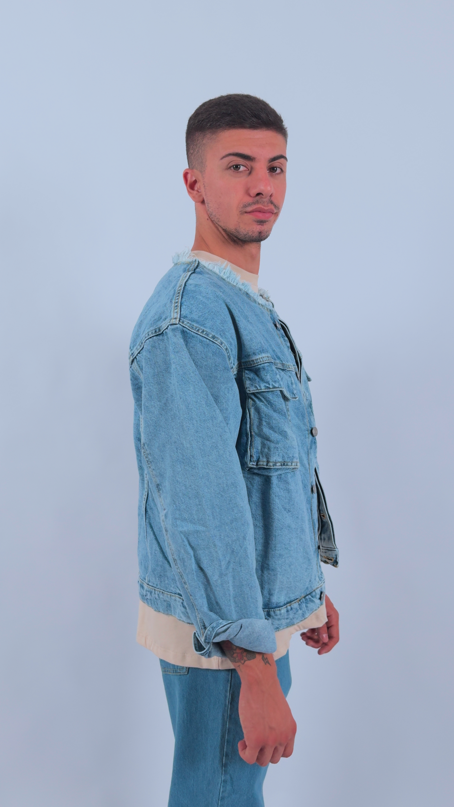 Giacca Edgy in denim con colletto sfilacciato – Made in Italy