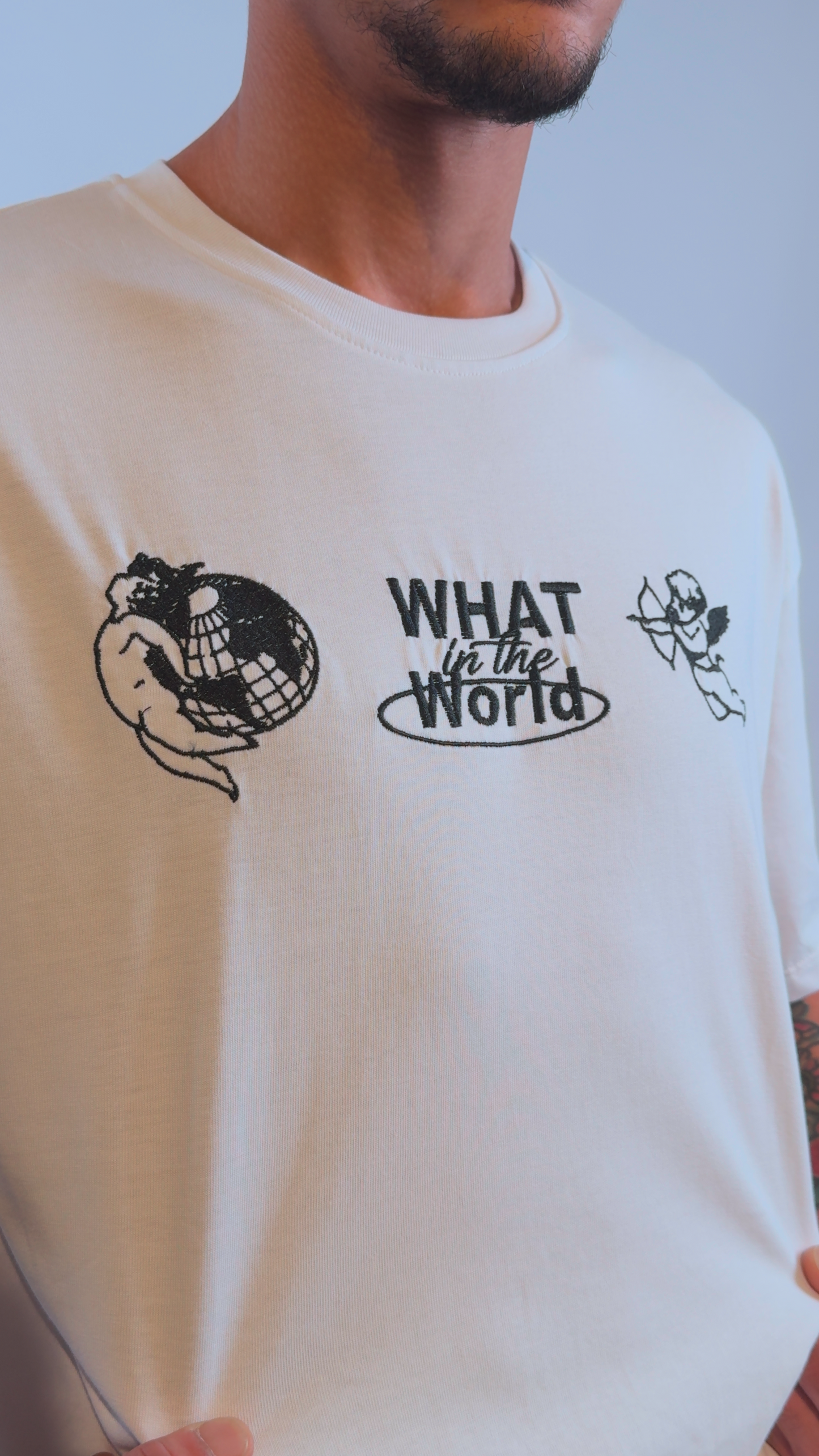 T-shirt ricamata "What in the World" – Casual Chic