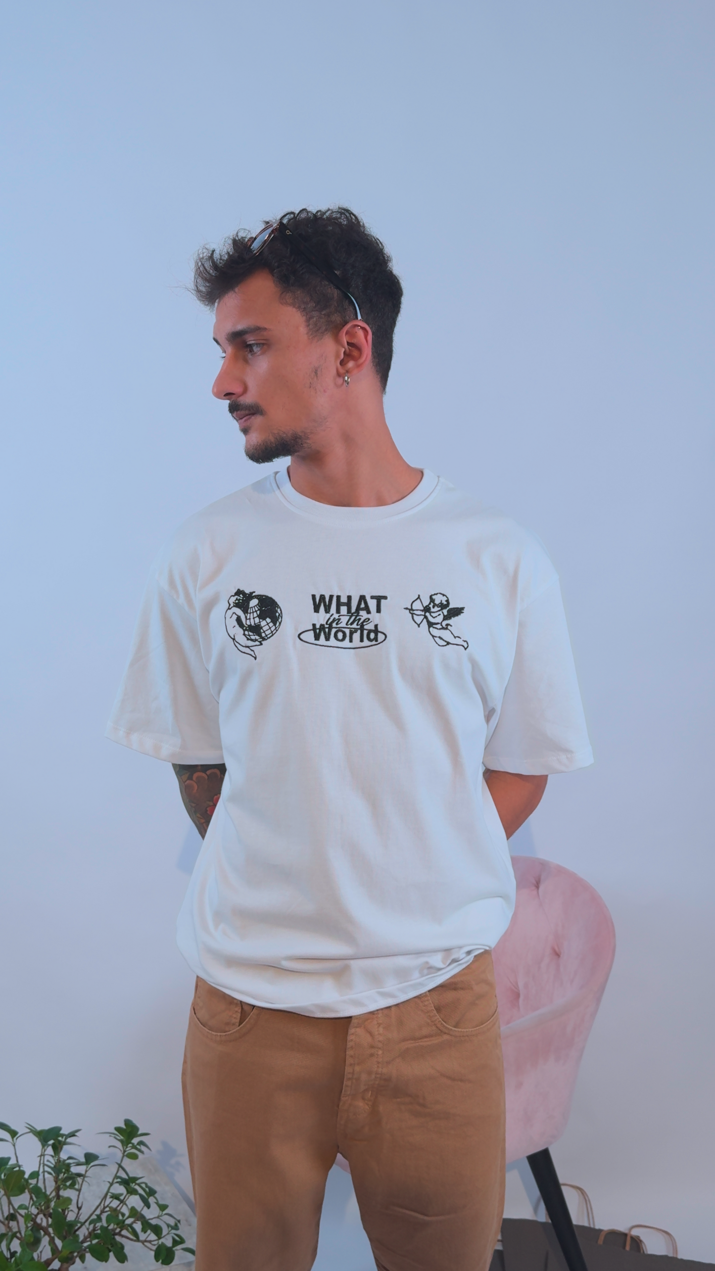 T-shirt ricamata "What in the World" – Casual Chic